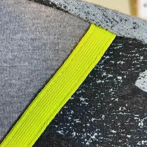 Flirtitude Active Gray Camo Workout Top Athleisure Jamestown Half Zip Sz M New - Picture 4 of 6